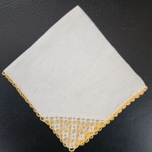 VINTAGE ELEGANT WHITE HANDKERCHIEF WITH DELICATE AMBER/WHITE CROCHET LACE TRIM